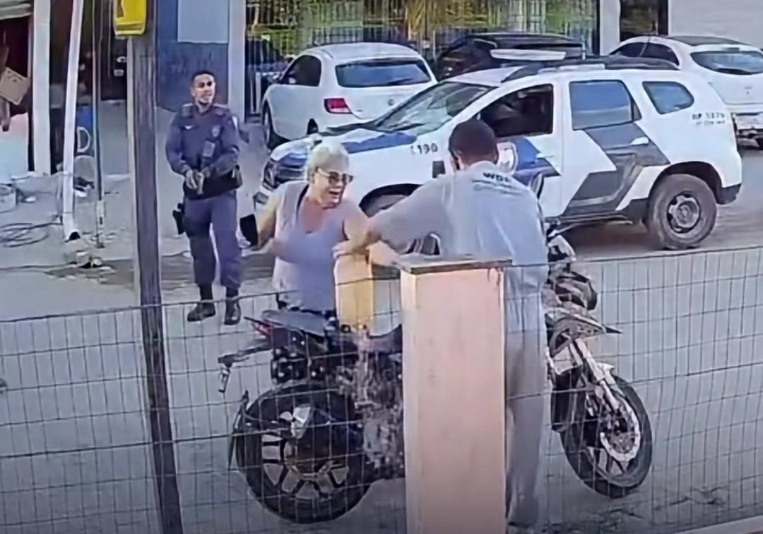 Filho ateia fogo na própria moto durante blitz, mãe tenta salvá-lo e morre queimada uma semana depois