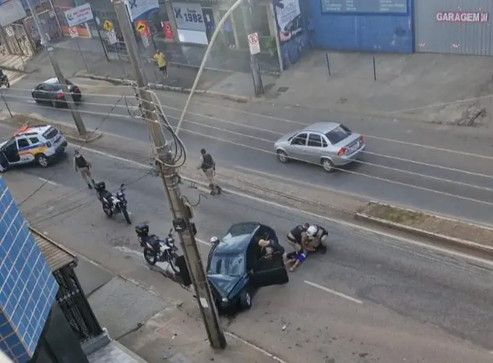 Vídeo - Homem foge da PM na contramão, bate em poste e é preso com revólver de numeração raspada em João Monlevade