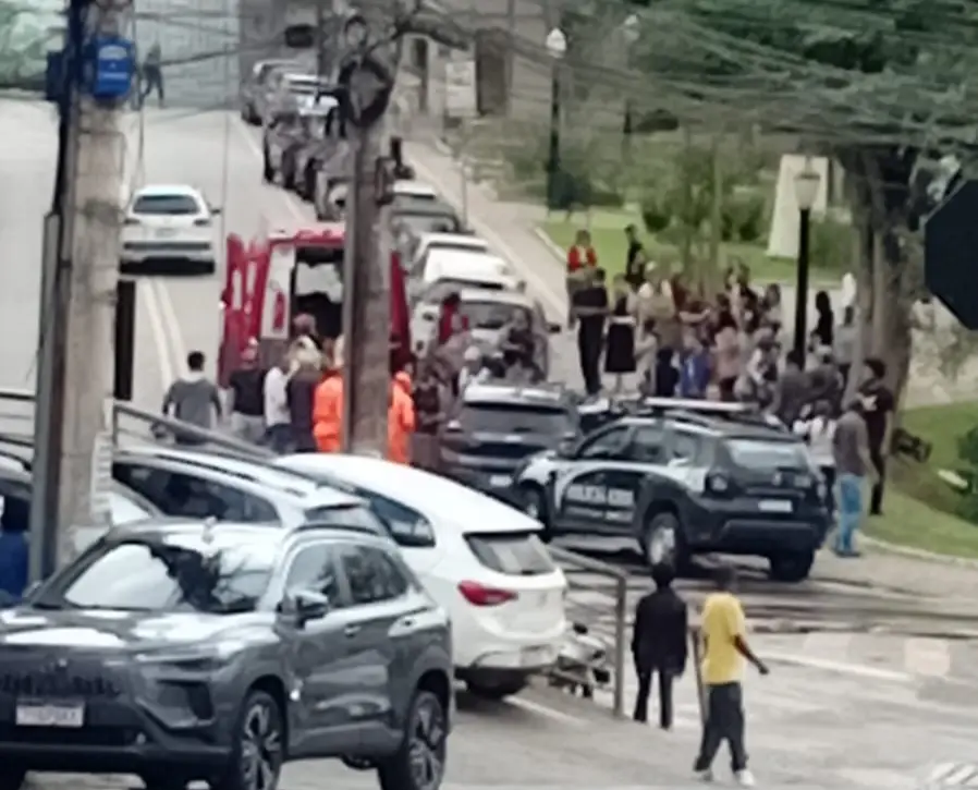 Idoso passa mal no volante, carro segue sozinho e derruba quatro motos no Centro de Itabira nesta quarta