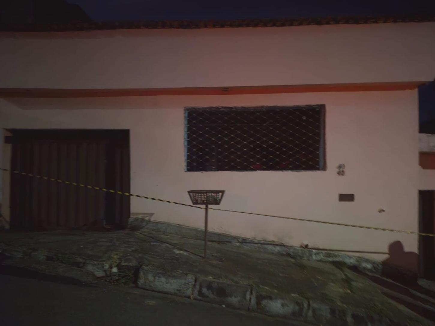 Irmão mata irmão a golpes de foice e inceia casa em Ibirité, na Grande BH