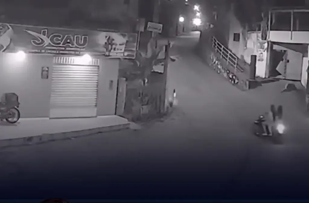 Vídeo: Jovem morre ao perder controle de moto durante fuga da PM na Bahia