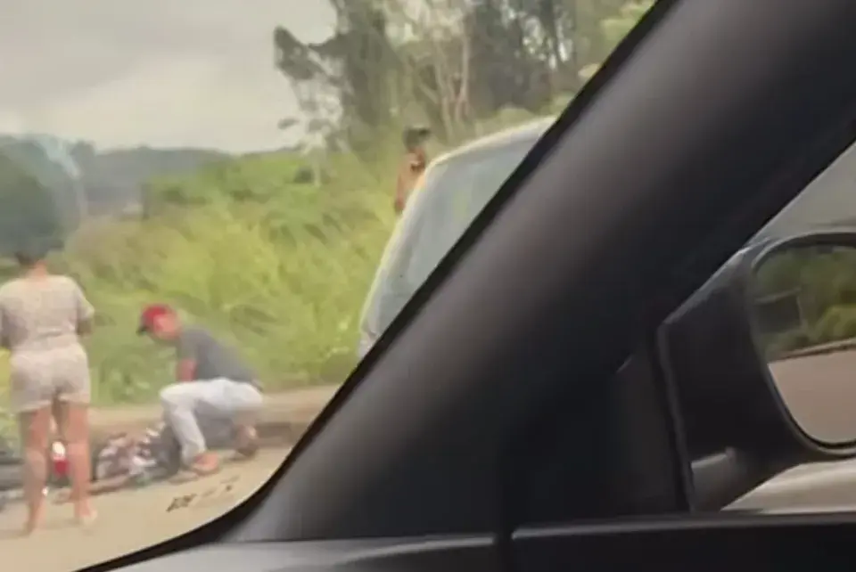 Motociclista cai e aguarda socorro no bairro Santa Cruz, em João Monlevade