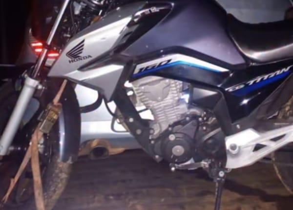 Motociclista foge de abordagem policial na MG-129 em Itabira e é preso com duas barras de cocaína na mochila