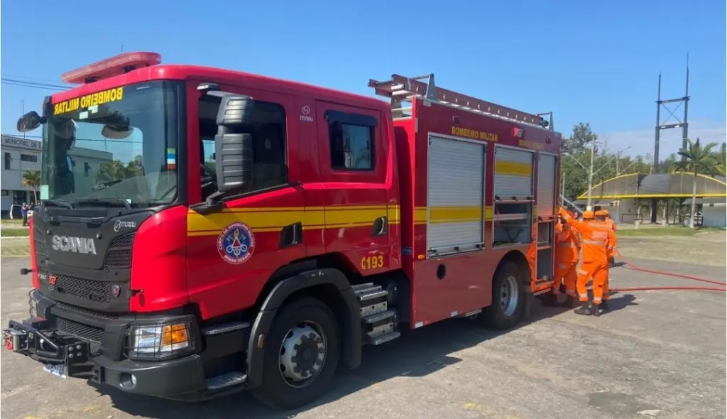 Motor de Fiat Palio é destruído por incêndio no Juca Rosa; três extintores foram usados antes dos Bombeiros chegarem
