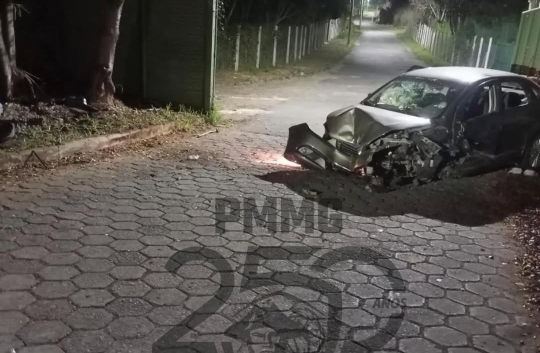 Motorista bêbado bate em árvore e é preso em João Monlevade; passageiras fogem antes da polícia chegar