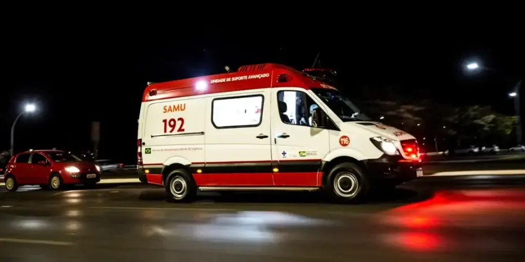 Motorista confunde pistas, invade contramão e causa acidente com três veículos na AMG-1210 em Itabira