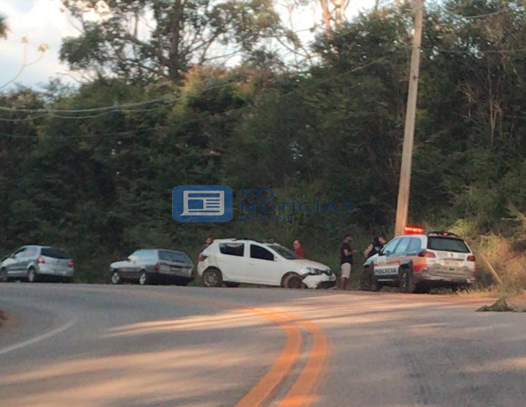 Motorista Perde Controle, Capota na AMG-1210 em Itabira e é Socorrido pelo SAMU