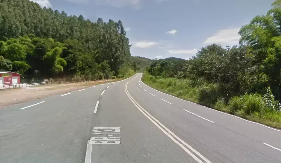 Caminhonete invade contramão e bate de frente com caminhão na MGC-120 em Nova Era; dois jovens ficam feridos