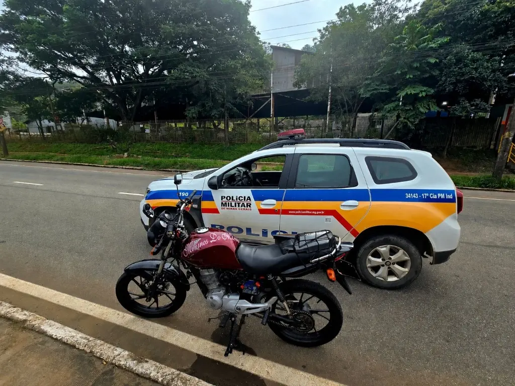 Placa dobrada chamou atenção da PM — e o que veio depois foi uma lista de irregularidades em moto apreendida em João Monlevade