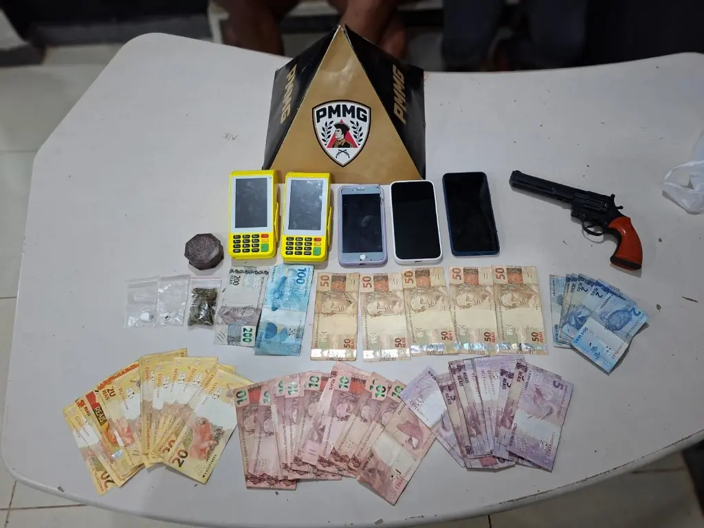 PM prende casal por tráfico e corrupção de menores em Itabira; adolescente de 13 anos foi flagrado com drogas saindo do ponto