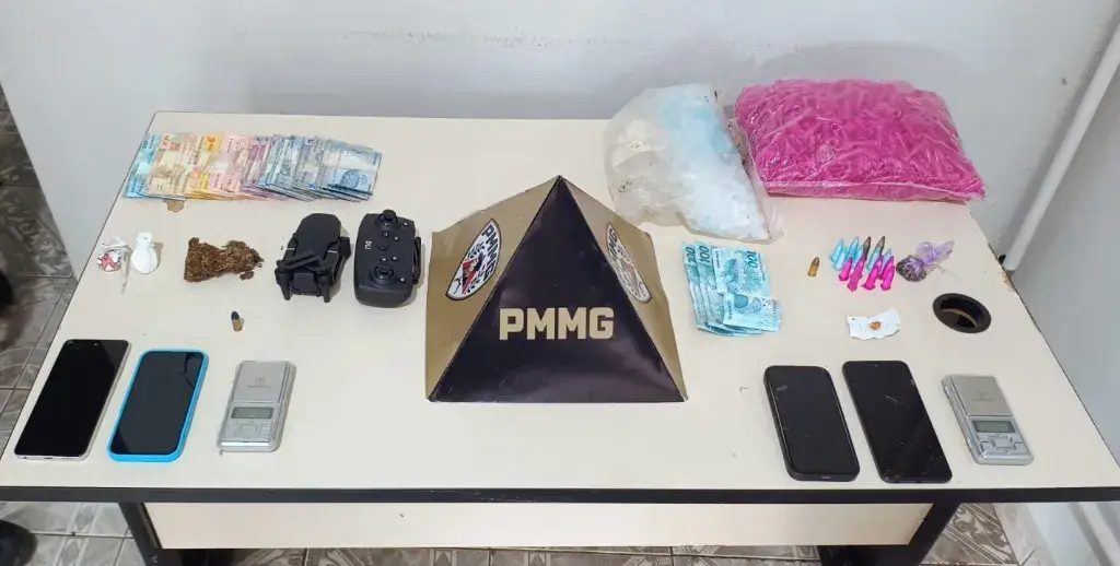PM prende três por tráfico em São Domingos do Prata e apreende drogas, munições e até drone durante operação