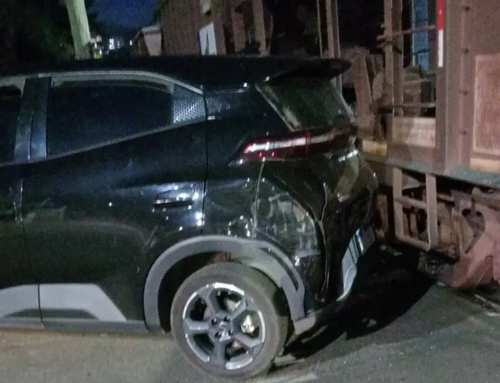 Vídeo: Trem de carga colide com carro em cruzamento de linha férrea no bairro José Eloi, em João Monlevade