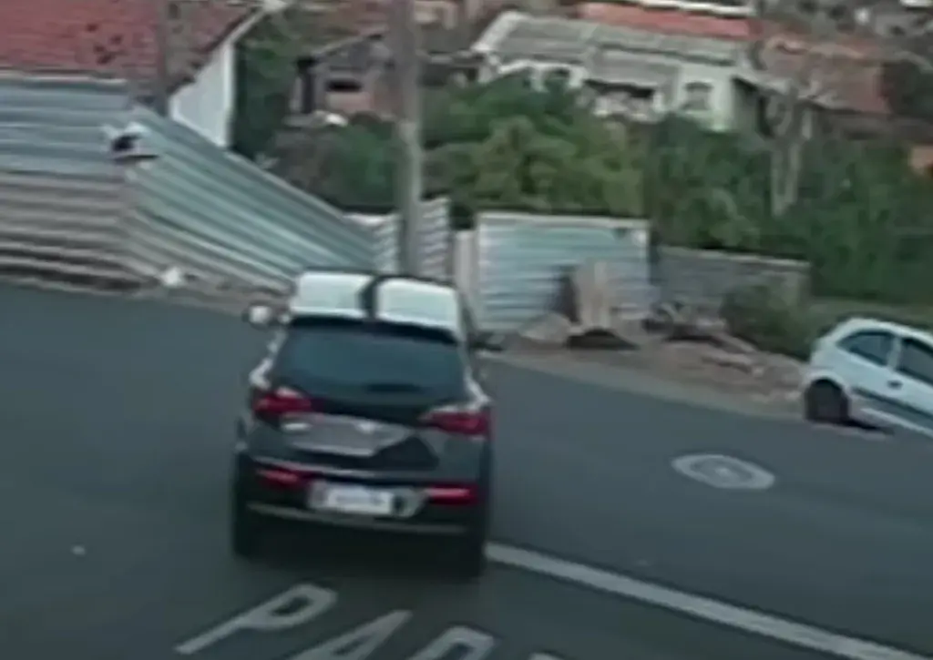 Vídeo - Carro avança sinal de Pare, bate em outro veículo e cai em barranco em Botucatu; quatro mulheres escapam ilesas