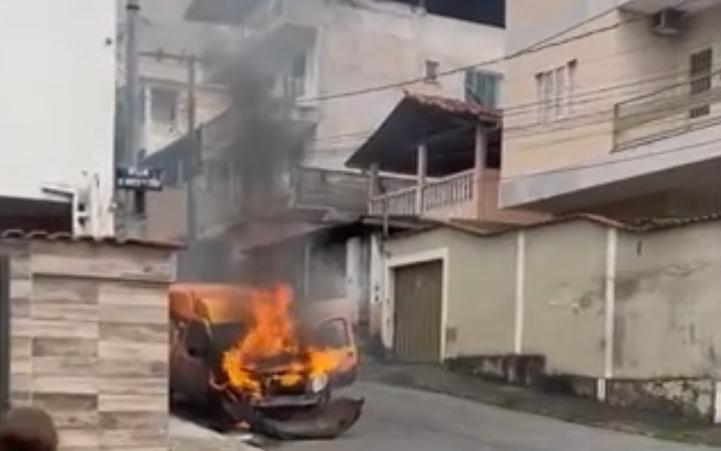 Vídeo: Chamas Destroem Fiat Fiorino Completamente no Bairro Novo Horizonte em João Monlevade