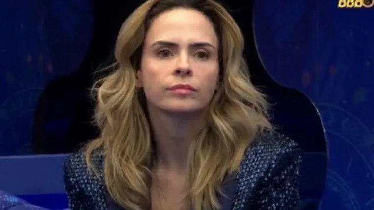 Ana Paula Renault engana fãs com falso anúncio de namoro e vira 