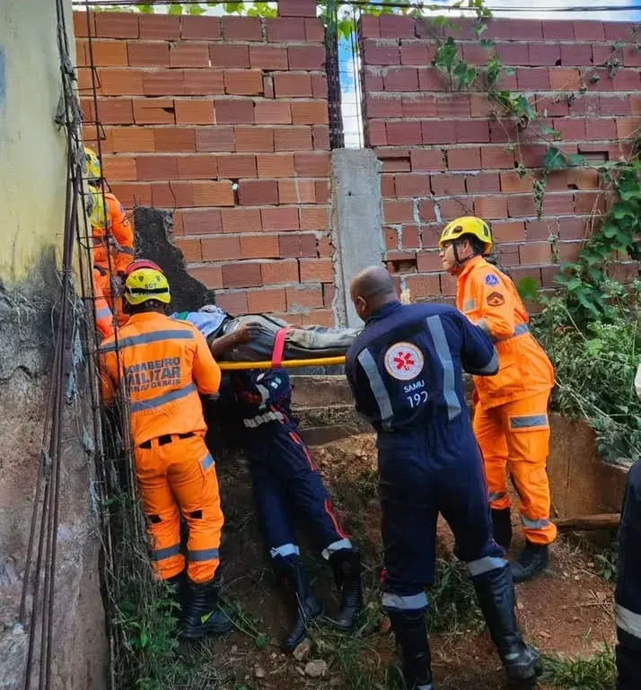 Bombeiros de João Monlevade resgatam vítima de queda em ribanceira na zona rural de Bela Vista de Minas