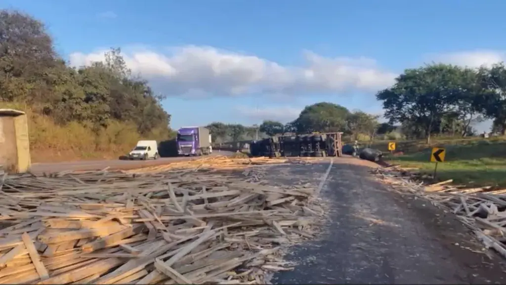 Caminhão tomba na BR-381 em Itatiaiuçu, carga atinge carreta e deixa um morto e fila de 10 km