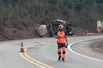 Carreta com combustível tomba e interdita BR-381 nos dois sentidos próximo a Belo Oriente