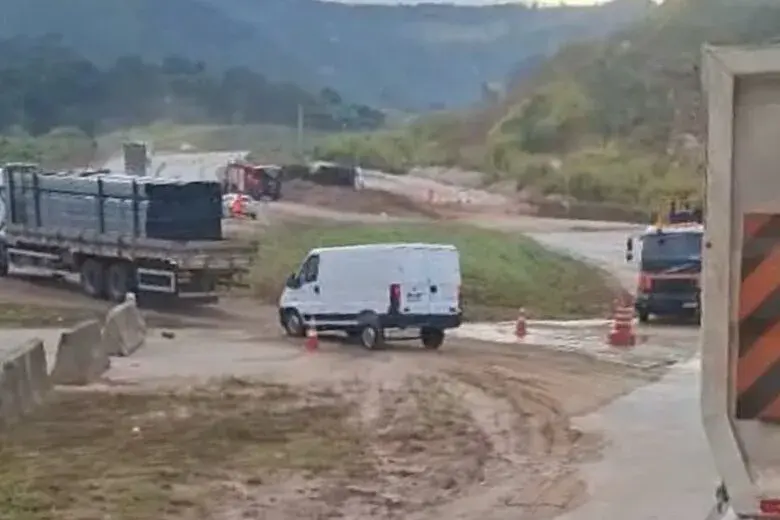 Carreta com combustível tomba na BR-381 em Antônio Dias e trânsito opera em 