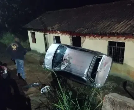 Carro capota após sair da pista e cair em barranco no bairro Belmonte em João Monlevade