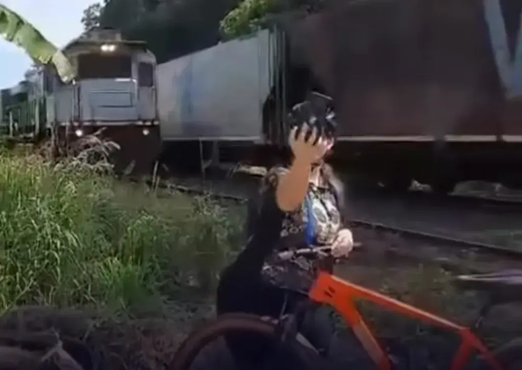 Ciclistas tiram selfie perto de trilhos, são atingidas por trem e vídeo viraliza