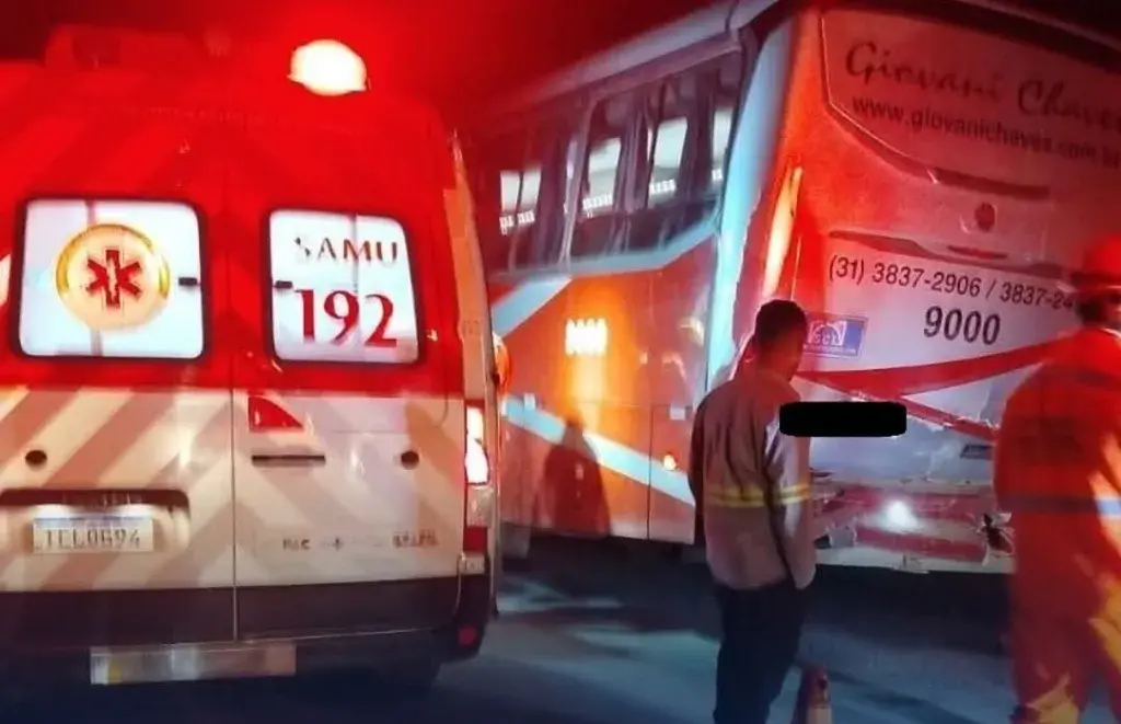 Colisão entre dois ônibus deixa cinco feridos na MG-436 em Barão de Cocais