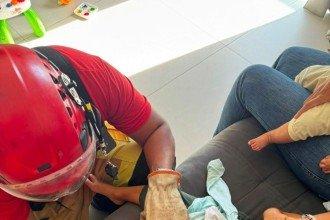 Criança de 3 anos passa supercola no sofá e fica presa; Corpo de Bombeiros é acionado em Betim