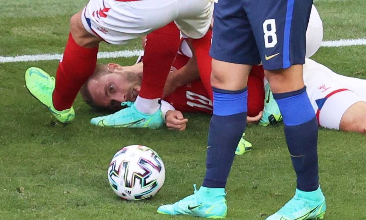 Eriksen passa mal em campo e amistoso da Dinamarca é interrompido