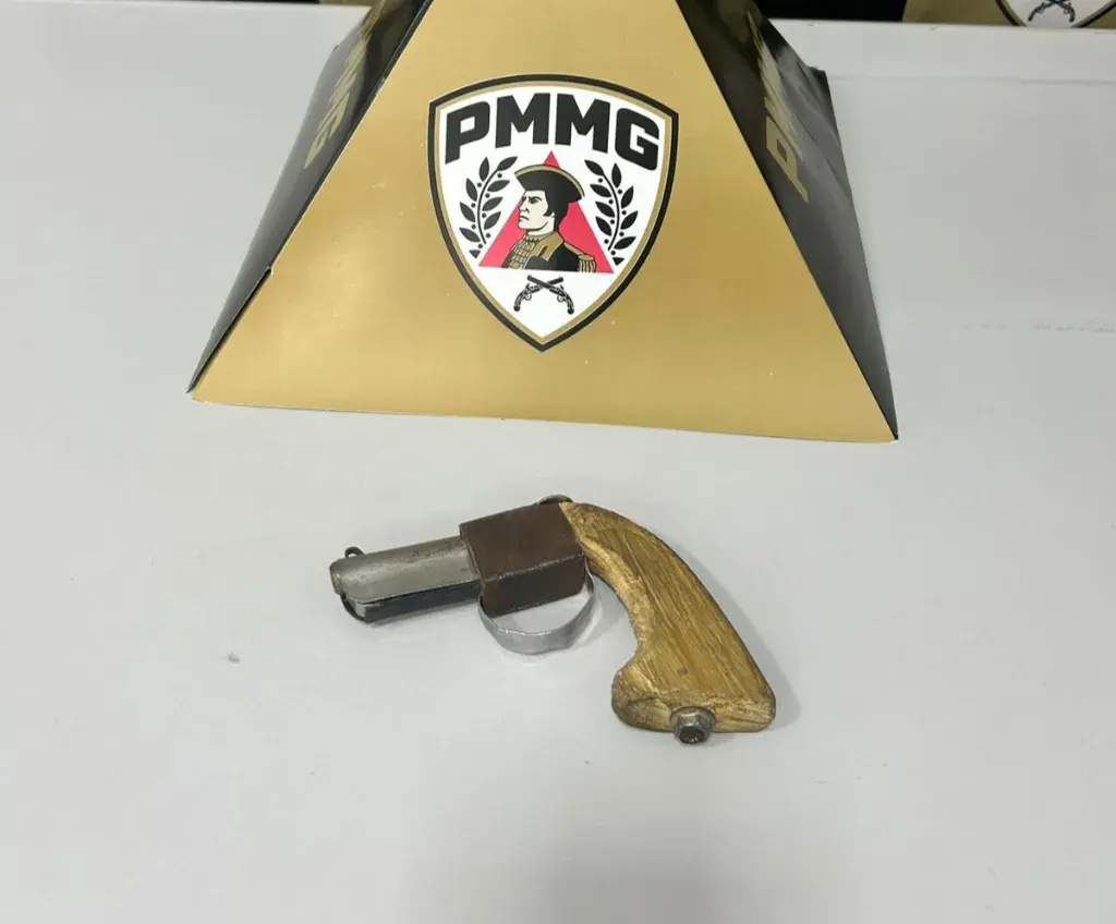 Homem é preso com arma artesanal após ameaçar vizinho no bairro Hamilton em Itabira