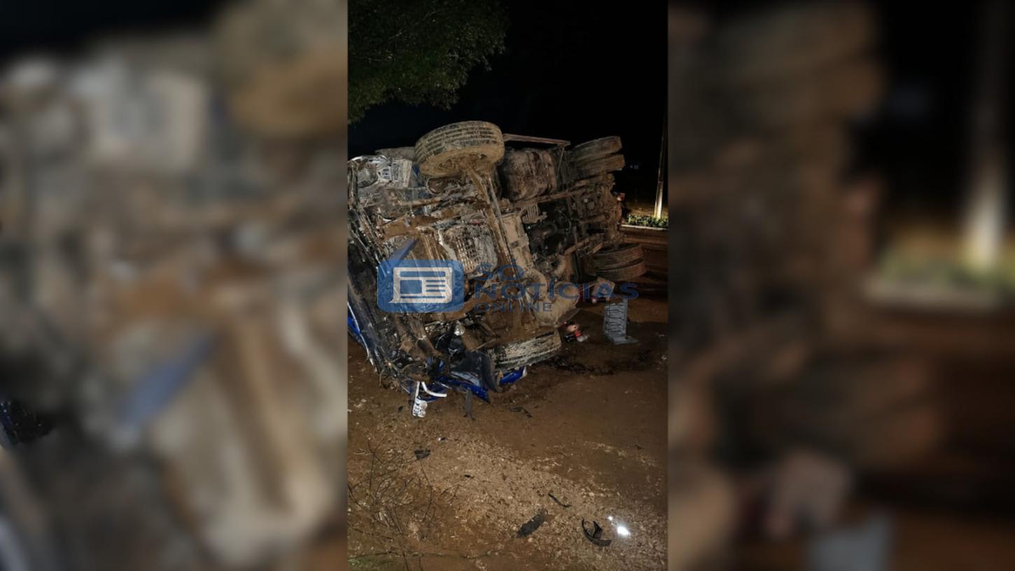 Homem morre e dois ficam feridos após batida entre caminhão e carro em Mariana (MG)
