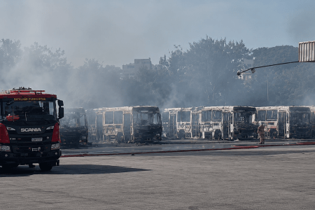 Vídeo: Incêndio destrói 27 ônibus em garagem de Belo Horizonte
