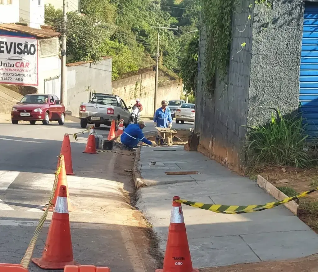Itaurb recupera calçada abaixo da Kokaita no bairro Hamilton em Itabira após demanda antiga de moradores