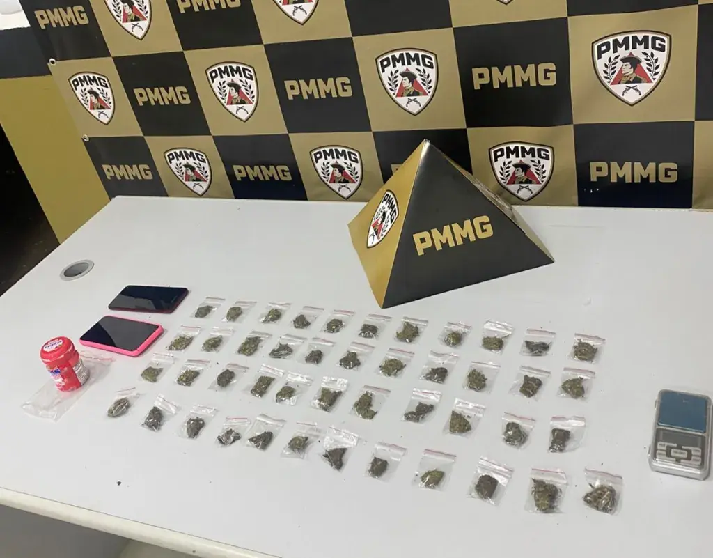 Jovem de 18 anos é preso com 45 buchas de maconha e balança de precisão no bairro Fênix em Itabira