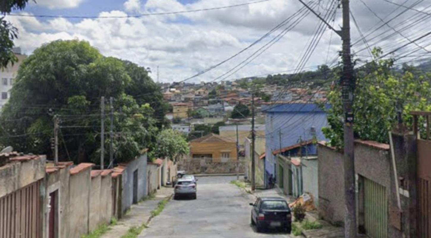 Moradores denunciam sexo nas calçadas, tráfico e bloqueios em rua de BH