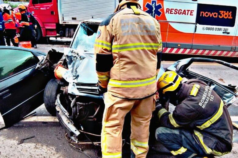 Motociclista de 28 anos morre e motorista fica em estado grave em acidente com três veículos na BR-381 em Nova Era