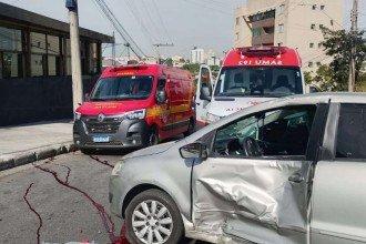 Motociclista morre após bater na lateral de carro em Contagem na Grande BH; acidente foi filmado por câmera de segurança