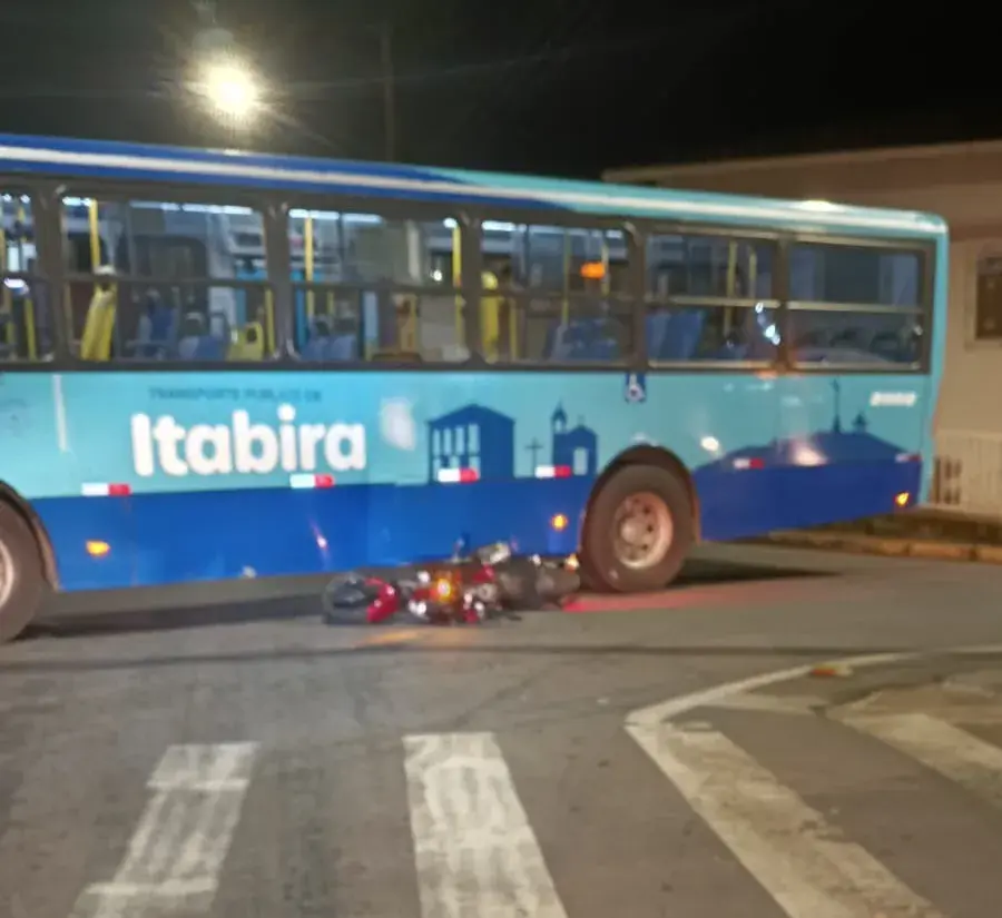 Motociclista tenta ultrapassagem e bate em ônibus da Viação Itabira no bairro Penha