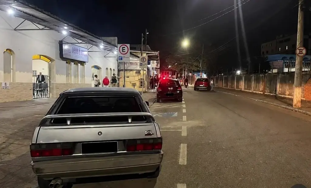 Motorista embriagado colide com carro estacionado e é preso no bairro José Elói, em João Monlevade