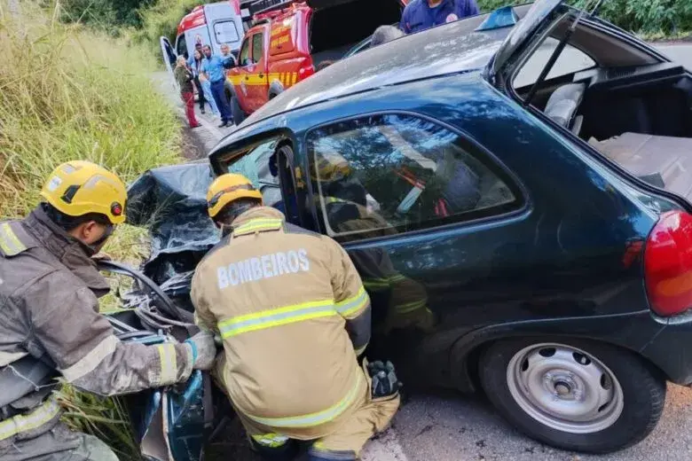 Motorista fica preso às ferragens em acidente na MG-129 entre Itabira e Nova Era e precisa ser desencarcerado