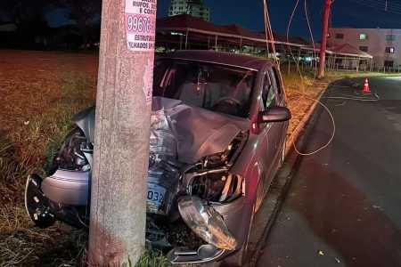Motorista perde controle do carro e bate em poste de energia em Uberlândia; fiação cai sobre o veículo