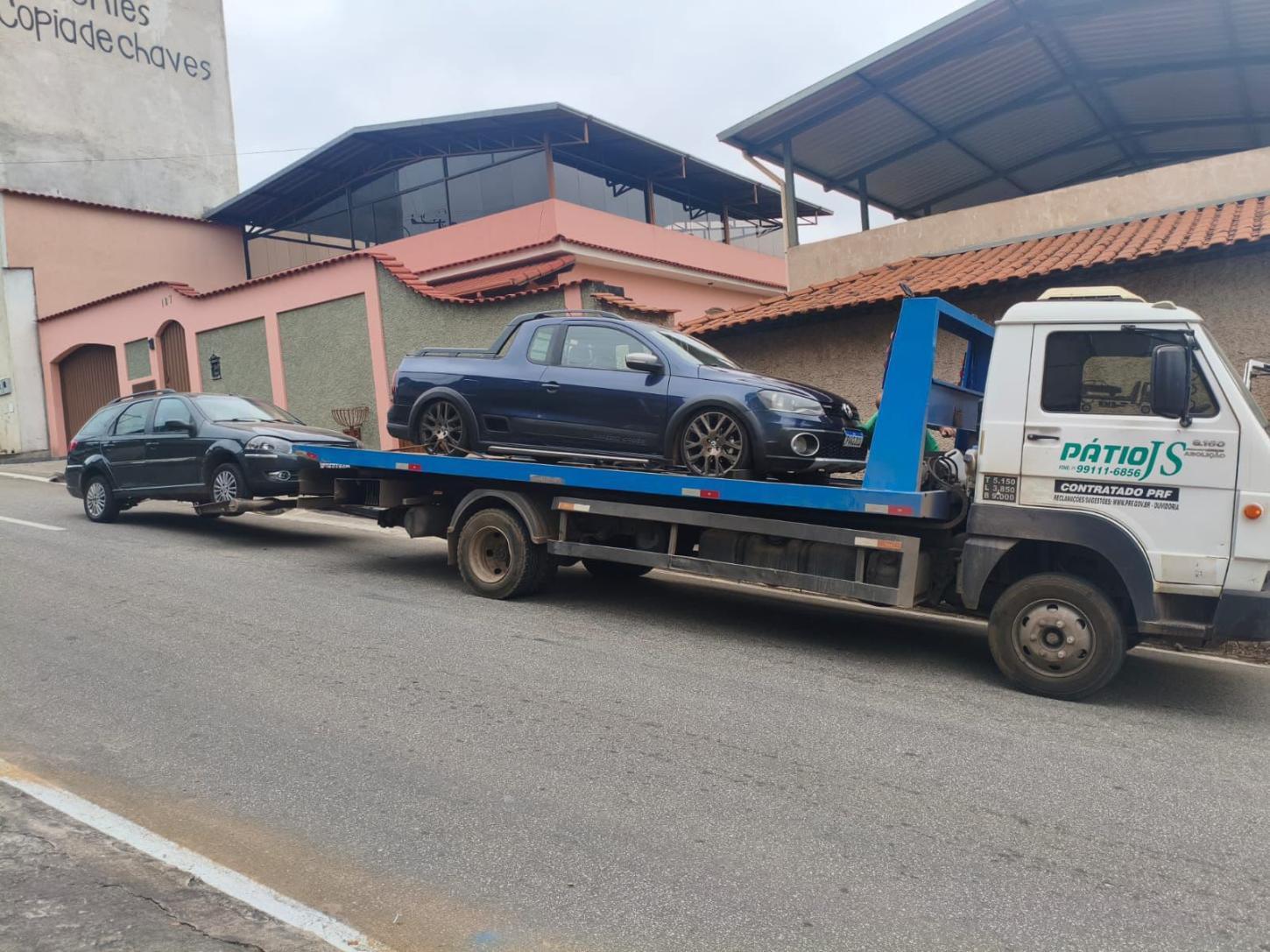 PM fiscaliza 11 veículos na Rua Colômbia e remove dois por irregularidades em João Monlevade