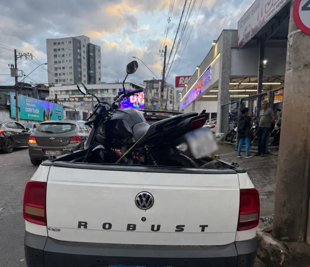 PM flagra motocicleta em alta velocidade com placa irregular no bairro Carneirinhos em João Monlevade