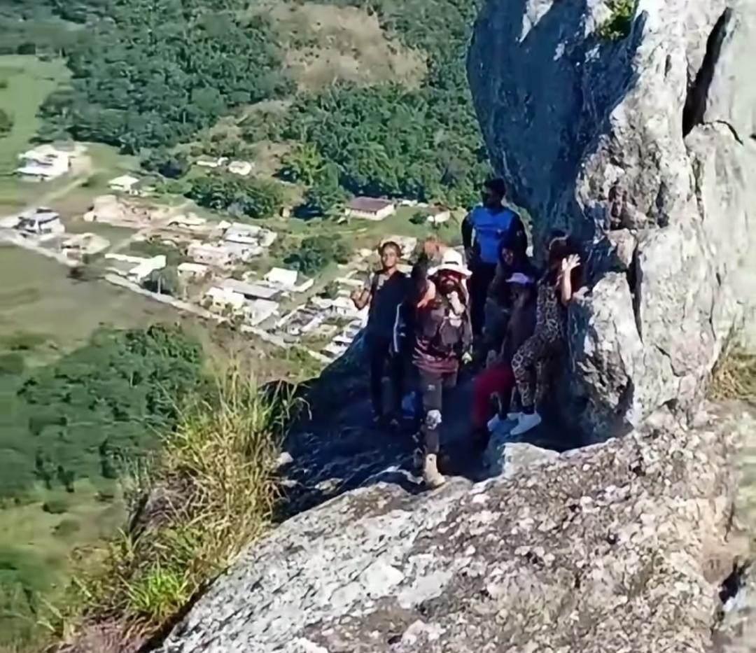 Trilheiro cai de 150 metros ao tentar tirar foto na Pedra do Macaco e morre em Maricá
