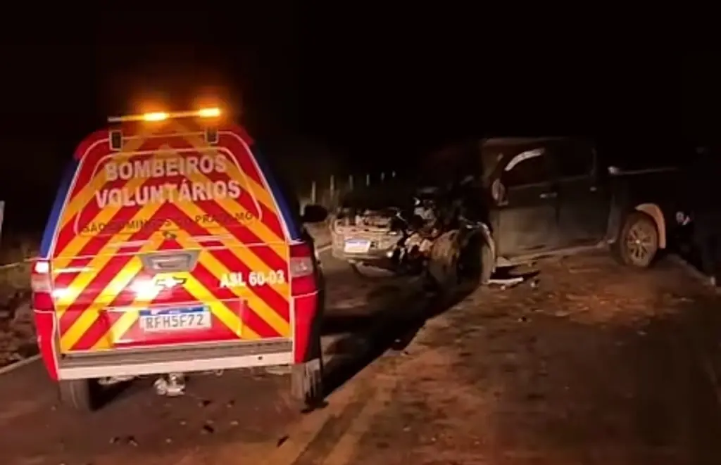 Vídeo - Motociclista de 47 anos morre após bater em cavalo solto e colidir com caminhonete na LMG-820 em São Domingos do Prata 