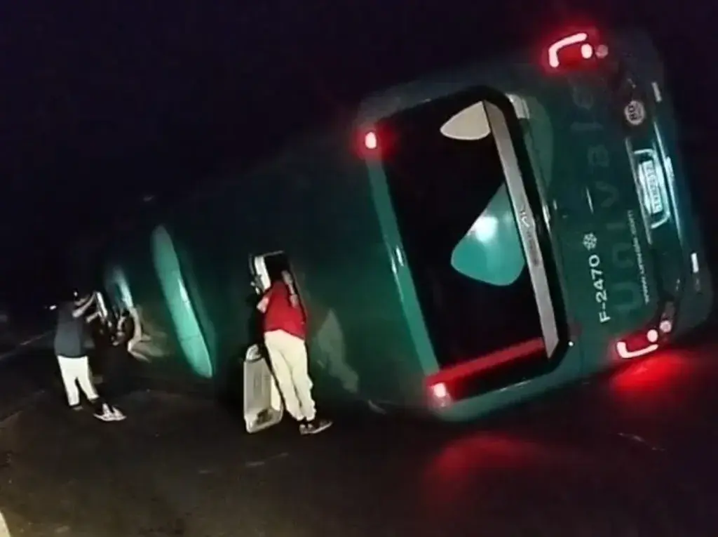 Vídeo - Ônibus tomba na BR-381 em Antônio Dias e mobiliza equipes de resgate