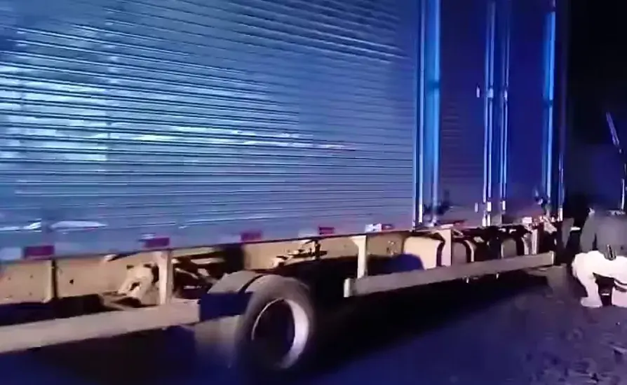 Vídeo: PRF prende integrante de quadrilha de furto de cargas e recupera caminhão roubado na BR-381 em Antônio Dias