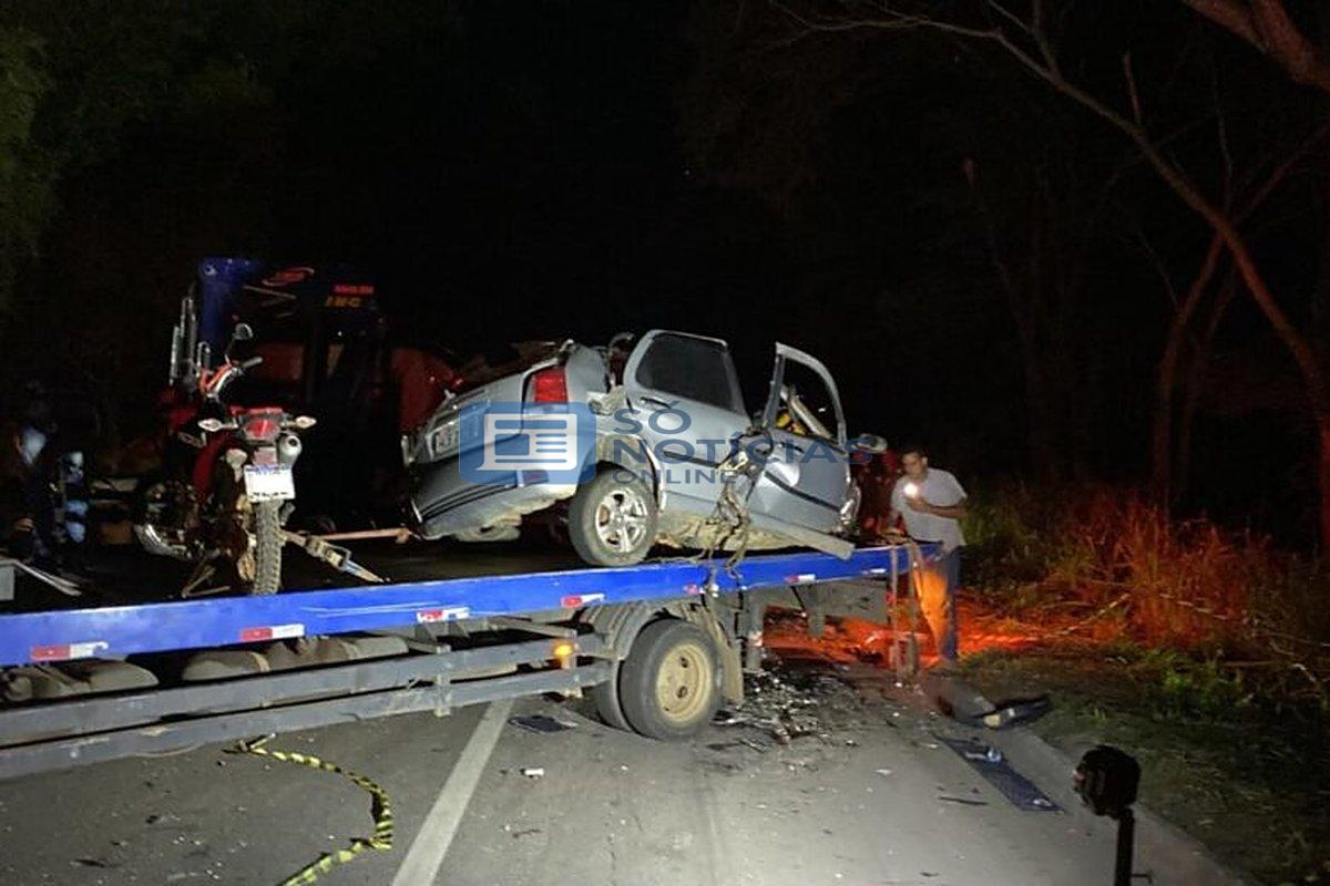 Policial penal morre em acidente com carro, moto e carreta na BR-116; duas pessoas ficam feridas