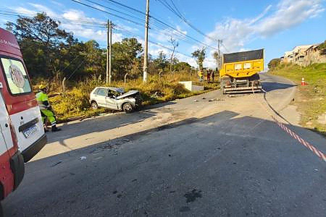 Ferragens, susto e resgate: veja como foi o acidente entre carro e caminhão em Ibirité