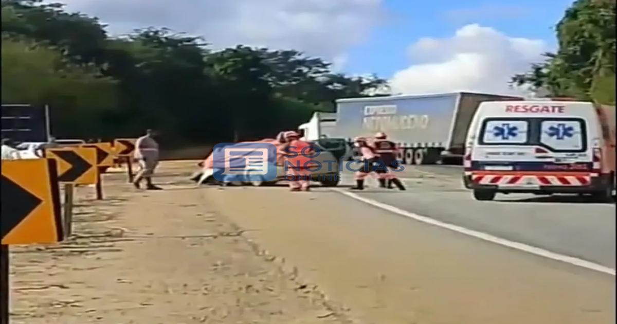 Vídeo - Acidente entre carro e carreta deixa dois mortos e interdita BR-381 em Belo Oriente
