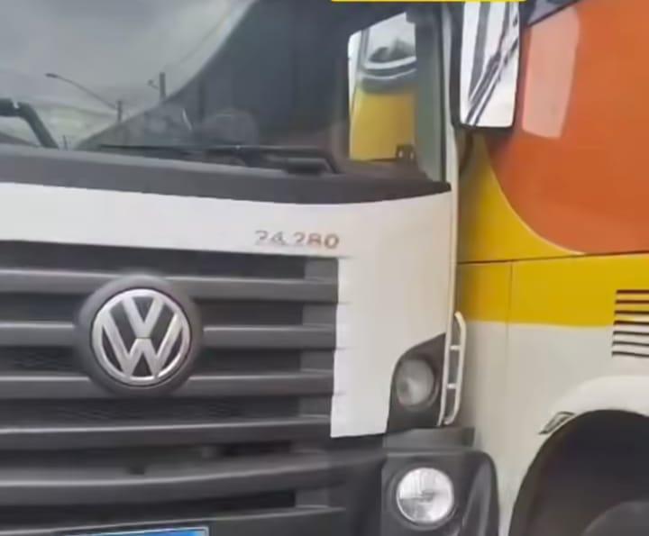 Vídeo - Ônibus da Saritur se envolve em acidente com caminhão em Santa Maria do Suçuaí